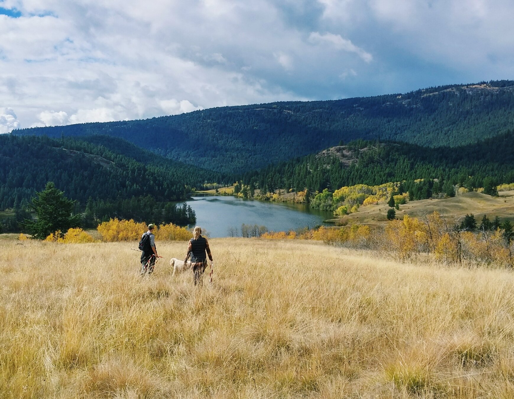 2 people hiking to Deep Lake with dog