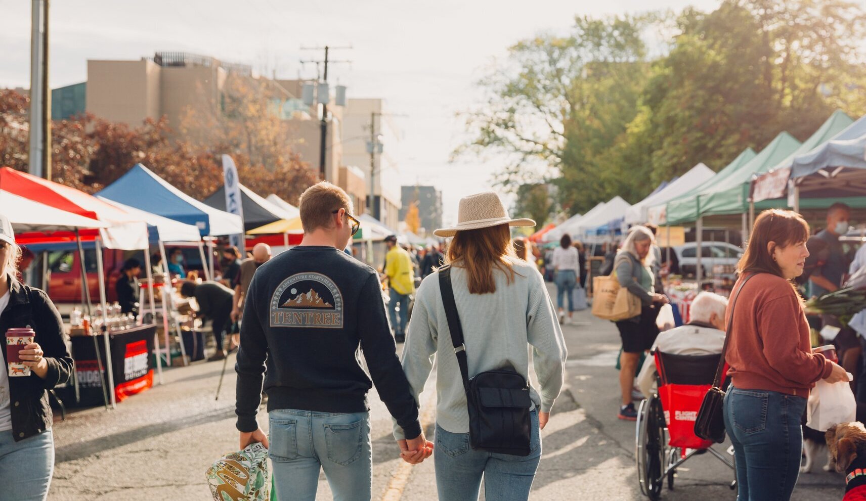 A couple stroll through the farmers market
